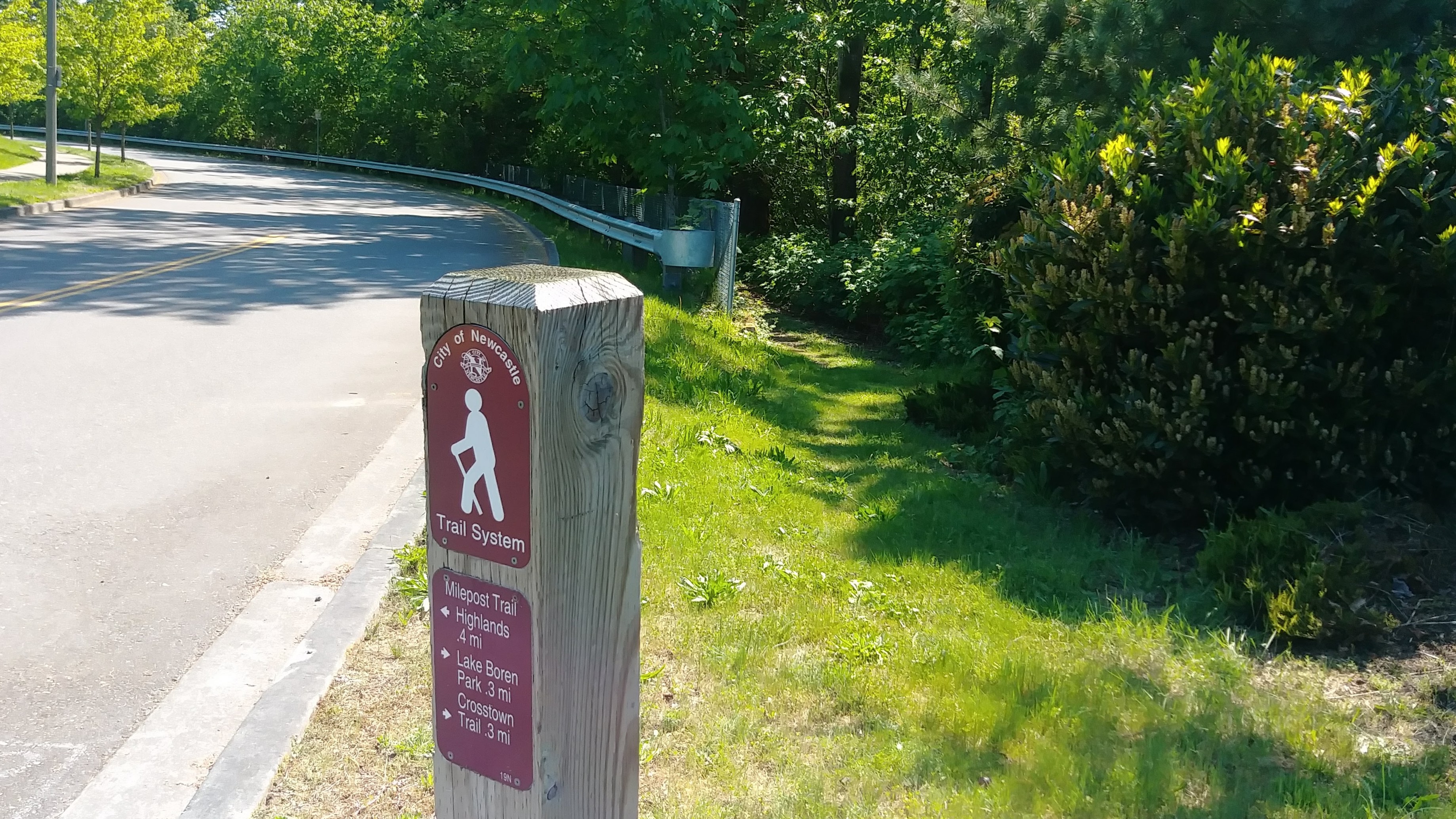 ../images/trails/milepost//Trailhead and trail sign on the right side of 88th Way from 135th Ave.jpg